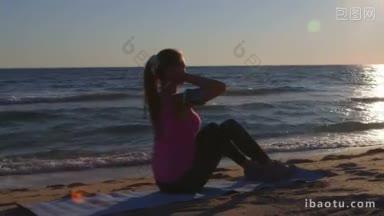 健身例行妇女运动女孩做腹部<strong>紧缩</strong>在海滩上