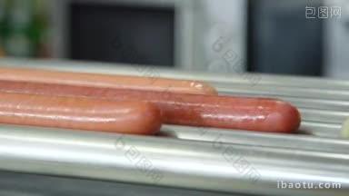 热狗用的香肠在快餐店的旋转烤架上加热