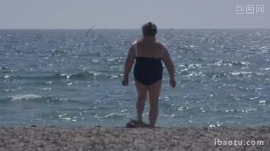 超重的老年妇女走在海滩后视图