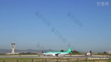 客机滑行到巴塞罗那机场的登机口，<strong>商用</strong>飞机准备起飞