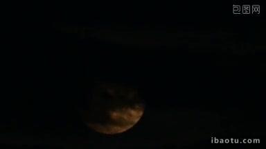 多<strong>云夜晚</strong>的橙色超级满月非常详细的月球表面及其山谷和环形山