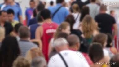成群结队的游客在巴塞罗那的夏天散步