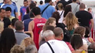 成群结队的<strong>游客</strong>在巴塞罗那的夏天散步