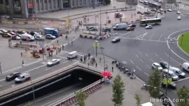 移动世界大会入口西班牙广场的车辆和行人