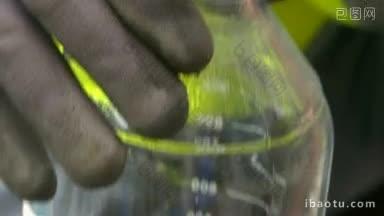 工作人员将水检测污染的水样装在瓶子里