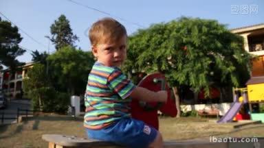在公园里玩弹簧蹦极的孩子，在跷跷板上上下跳的婴儿