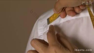 裁缝测量衬衫生产的不同部位或身体