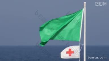 旗杆的意思是平静的水和安全的洗澡在海滩上红十字会和救生员的警告标志