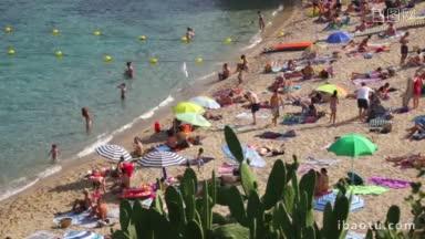 典型的夏日地中海海滩，人们在海滩上度假