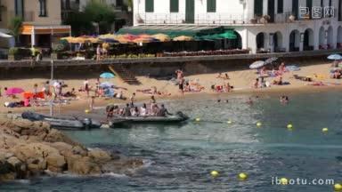 典型的夏日地中海海滩，人们在海滩上度假