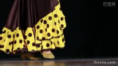 典型的西班牙弗拉门戈舞与彩色的衣服和鞋子弗拉门戈和<strong>塞维利亚</strong>服装
