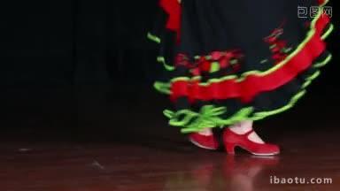 典型的西班牙弗拉门戈舞与彩色的衣服和<strong>鞋子</strong>弗拉门戈和塞维利亚服装