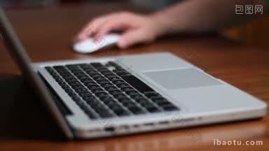 男子使用<strong>笔记本</strong>电脑鼠标和键盘浏览或用个人电脑上网