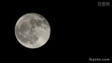 阴天夜晚可怕的满月非常详细的月球表面有山谷和环形山