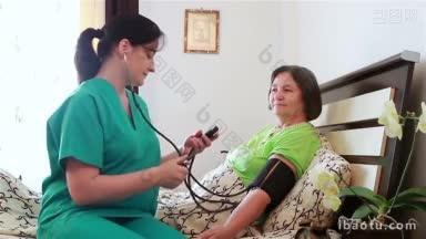 <strong>护士</strong>在家中检查老年妇女血压的重点是病人