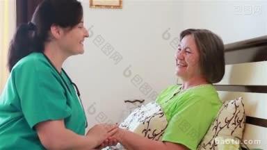 老年妇女与她的家庭护工谈笑风生，护士专注于病人