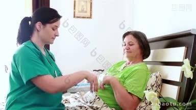 护士把<strong>盒子</strong>里的药给老年妇女时，把注意力集中在病人身上