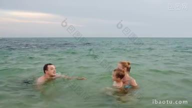 <strong>暑假</strong>期间，年轻的父母带着小儿子在海里玩球