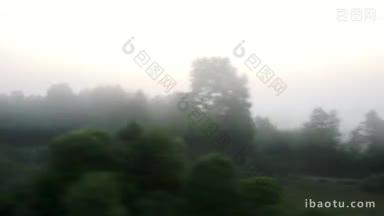 从一列行驶的火车上看到的雾中的村庄