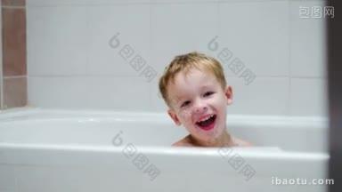 <strong>男孩</strong>坐在浴缸里开心地笑着