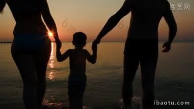 父母和儿子在日落时分下海玩<strong>球</strong>家庭暑假