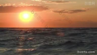 美丽的金色日落在海上与强劲的波浪波涛在傍晚的阳光