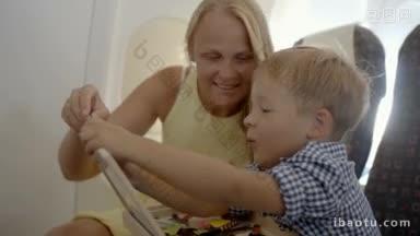母子在飞机上玩棋盘和磁铁的学习游戏