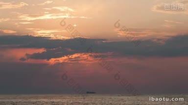 日落时太阳从云层中出现的时间间隔，船只在平静的海上航行
