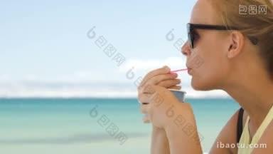 在一个炎热的夏天，一个年轻的女人在海滩上吃着冰淇淋，背景是湛蓝的大海和天空