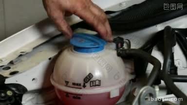 修理工安装瓶塞冷却剂膨胀发动机冷却剂罐盖或膨胀罐盖