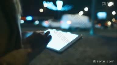 斯坦尼康特写拍摄的一个女人在pad上打字，而走在街上<strong>快</strong>在晚上