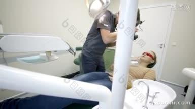 多利拍摄的男牙医拍女病人微笑的照片，然后给她看一张照片