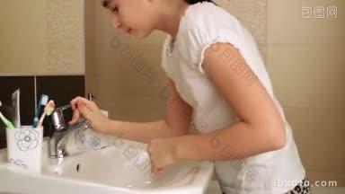 小女孩在浴室里洗脸