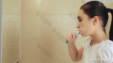 可爱的小女孩在浴室里用力刷牙