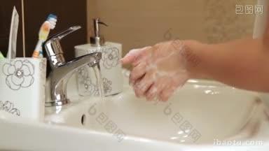 小女孩在浴室洗手