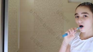 可爱的小女孩在浴室里用力刷牙
