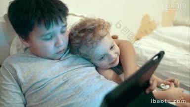 两兄弟在床上用触控板，哥哥拥抱弟弟，他们看着平板电脑