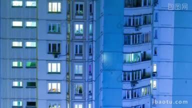 黄昏时分，城市里的多层建筑在窗户里闪烁着微光