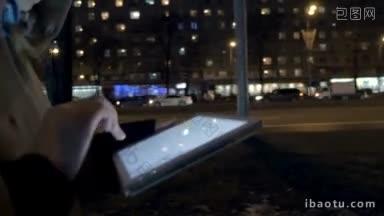 斯坦尼康拍摄的现代年轻女子打字<strong>信息</strong>，而走在街上在晚上
