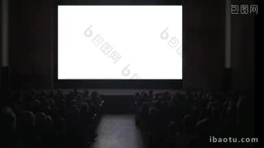 电影院的观众坐在两排，在空白的屏幕上观看