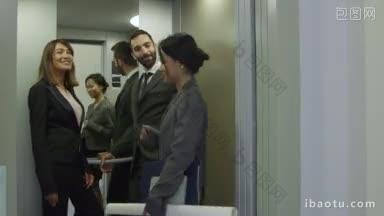 一群人在电梯上做生意女人和男人聊天