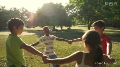 西班牙裔和非裔美国小男孩和小<strong>女孩</strong>在城市公园的草地上玩耍，手牵着手
