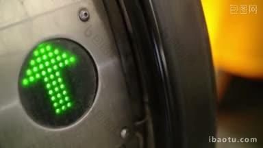 工作的自动扶梯标志上绿灯闪烁的指示标志的特写镜头