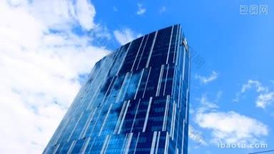 云反射在摩天大楼的玻璃<strong>墙上</strong>
