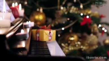 钢琴上的圣诞礼物圣诞树和装饰