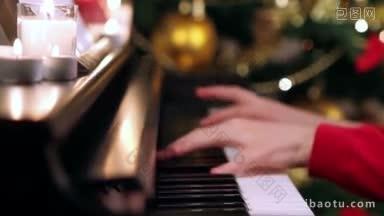 女孩的手弹钢琴坐在圣诞树旁