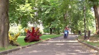 父亲带着残疾的小儿子在公园里散步
