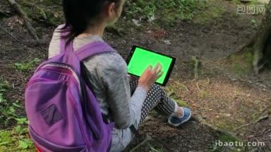 旅游女孩在森林里用平板电脑拷贝