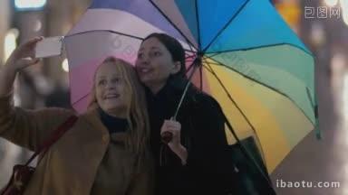 两个小女孩拿着五颜六色的雨伞在街上自拍，在一个<strong>下雨天</strong>，行人经过