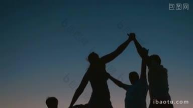 斯坦尼康慢动作拍摄的一个家庭跳舞圆舞在晚上<strong>他们</strong>的手被举起